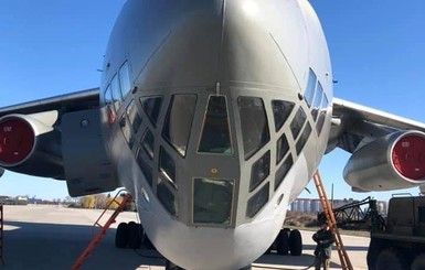 Военный самолет летит в Китай за тестами на COVID-19 и масками 