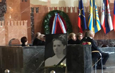 В России похоронили Эдуарда Лимонова и вдову Юрия Гагарина