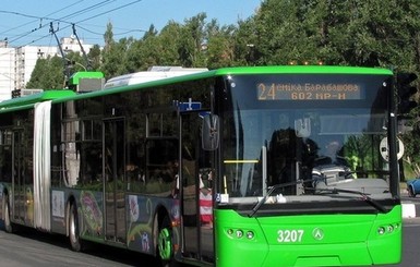  Киевлянин выбил дверь троллейбуса из-за отказа его везти