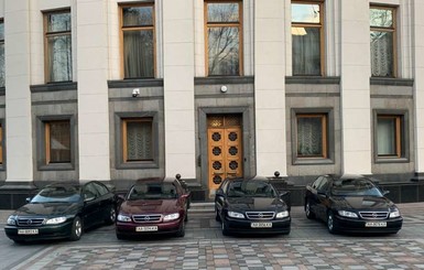 Карантин в Киеве: Верховная Рада передала 4 автомобиля для подвоза медработников