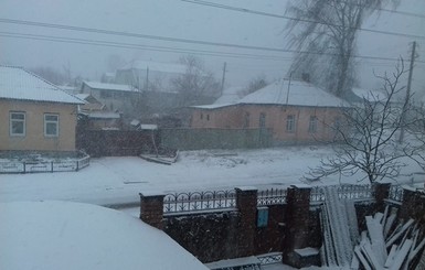 Часть Украины засыпало мартовским снегом