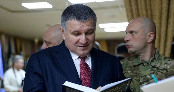 Аваков предложил пересмотреть бюджет Украины и сделать спецвыплаты безработным