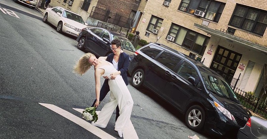 Влюбленные романтично обошли карантин и сыграли свадьбу на улице Нью-Йорка