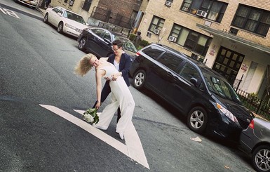 Влюбленные романтично обошли карантин и сыграли свадьбу на улице Нью-Йорка