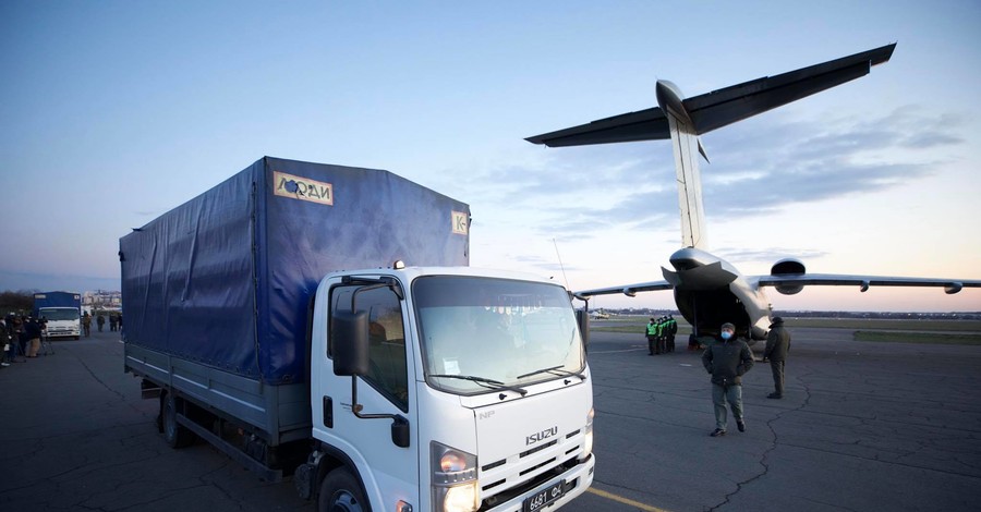 Гуманитарку с Китая по областям развозят самолеты Нацгвардии