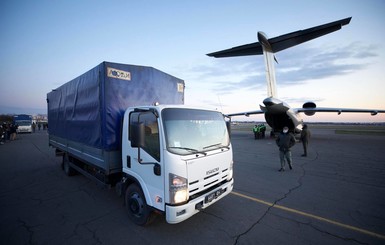 Гуманитарку с Китая по областям развозят самолеты Нацгвардии