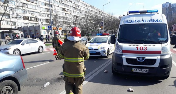 В Киеве таксист на “зебре” сбил мать с сыном: ребенка протащило под машиной