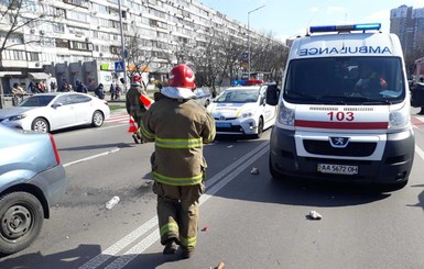 В Киеве таксист на “зебре” сбил мать с сыном: ребенка протащило под машиной