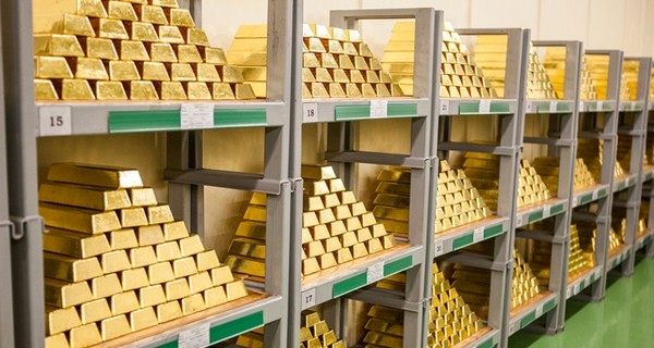 Золото за день взлетело в цене почти на 100 долларов за грамм