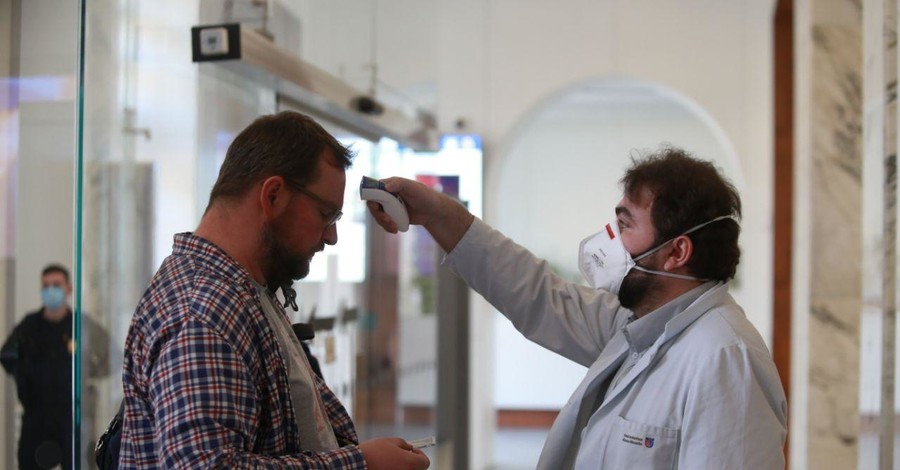 Украинским медикам разрешили принудительно госпитализировать людей с подозрением на коронавирус
