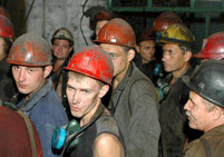 Под завалами на шахте в Енакиеве остаются еще 12 человек 