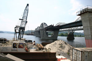Турки на Дарницком мосту исправляют халтуру 