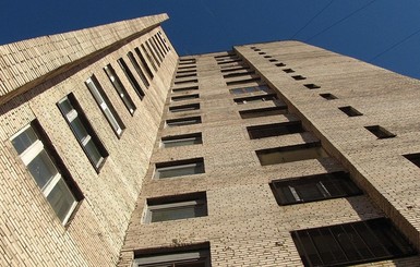 В Одессе мать вытолкнула дочь в окно пятого этажа и выпрыгнула следом