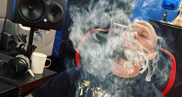 Джиган вооружился ножом и затеял игру с детьми