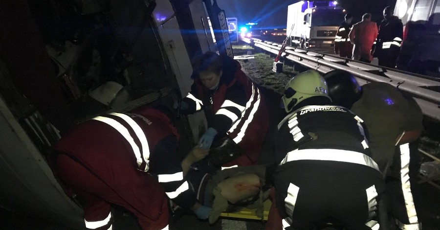 Под Киевом грузовик врезался в два автобуса: погибли 2 человека, 4 - ранены