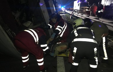 Под Киевом грузовик врезался в два автобуса: погибли 2 человека, 4 - ранены