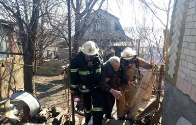 Под Киевом спасатели вытащили из горящего дома незрячего пенсионера 