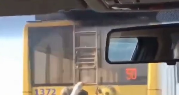 В сети показали, как ездят киевляне на троллейбусах во время карантина