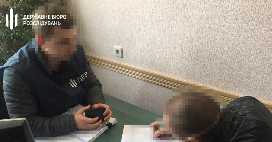 Экс-правоохранитель избил мать и пытался откупиться за 500 гривен