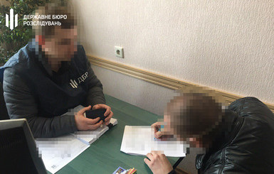 Экс-правоохранитель избил мать и пытался откупиться за 500 гривен