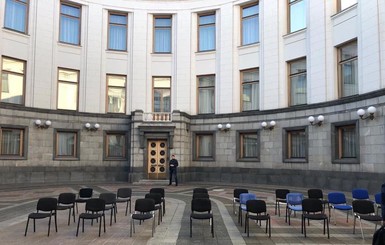 Внеочередное заседание Верховной Рады: в субботу и во внутреннем дворике