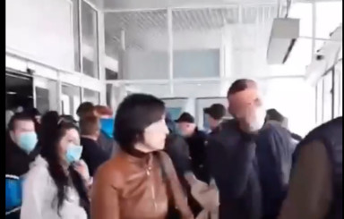 Прилетевшие из Вьетнама украинцы отказываются от обсервации и вырываются из аэропорта 