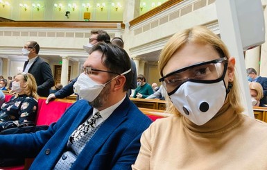 Рада во время карантина: на внеочередном заседании депутатам выдали маски, перчатки и очки