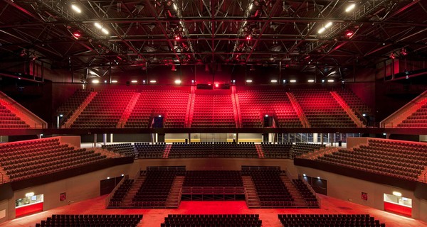  В концертном зале для 