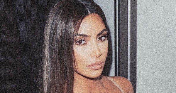 Фанаты Ким Кардашьян обсуждают руку на ее груди