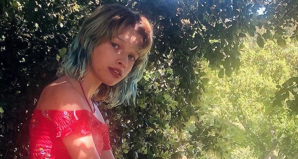 Дочь Милы Йовович без акцента прочитала сказку на русском языке 