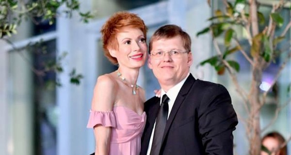 Павел Розенко и Елена-Кристина Лебедь поцеловались в масках