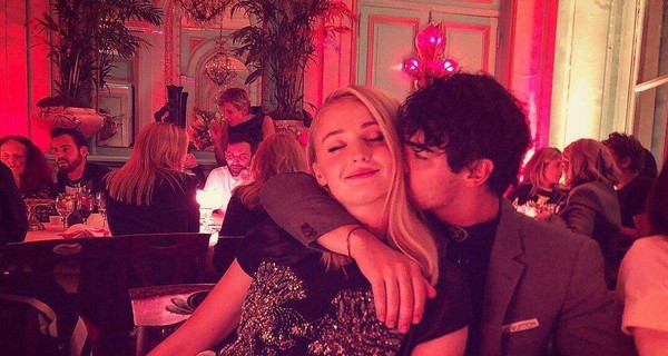 Софи Тернер назвала мужа психопатом из-за странной домашней одежды