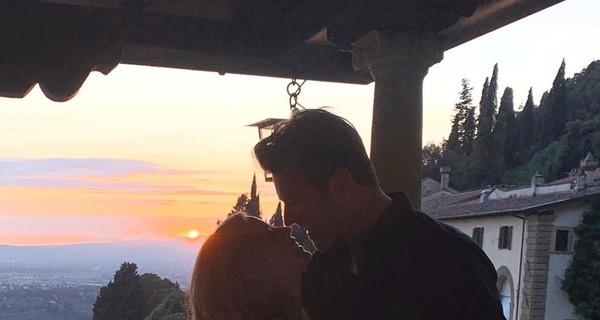 Кайли Миноуг поздравила молодого бойфренда романтичным поцелуем