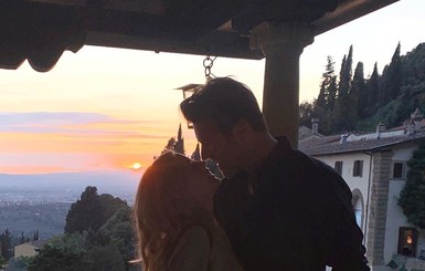 Кайли Миноуг поздравила молодого бойфренда романтичным поцелуем