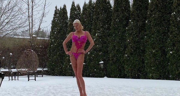 Волочкова задела кота шпагатом