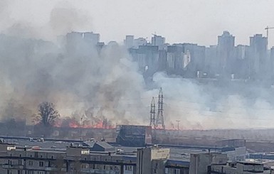 В Киеве на Виноградаре масштабный пожар: горят остатки садов, где строят дома и ТРЦ