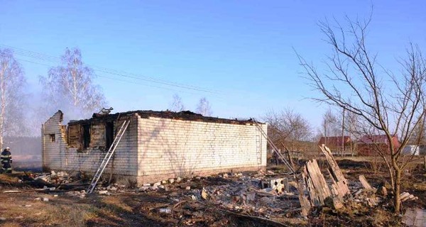 В Житомирской области поджигатели травы случайно сожгли два дома, сарай и 90 гектаров сухостоя