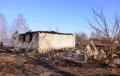 В Житомирской области поджигатели травы случайно сожгли два дома, сарай и 90 гектаров сухостоя