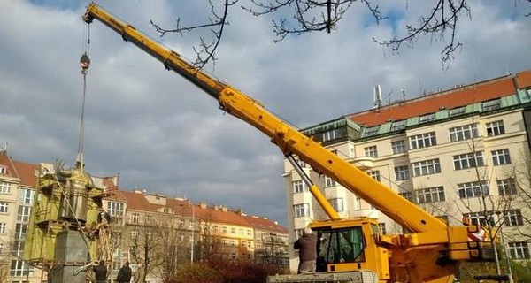 В Праге демонтировали памятник маршалу Коневу: нарушил правила карантина