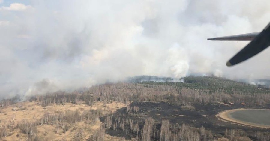 Лесной пожар под Чернобылем тушат два самолета и вертолет