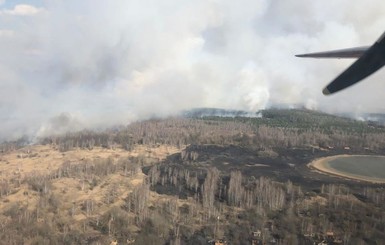 Лесной пожар под Чернобылем тушат два самолета и вертолет