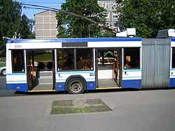 Троллейбус с водителем на крыше врезался в столб в Черновцах 