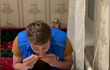 Украинский хоккеист за 42 секунды съел целый лимон и не скривился 
