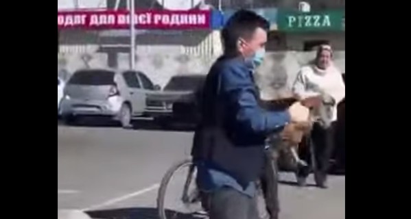 Под Днепром парень, у которого нет собаки, выгуливал курицу