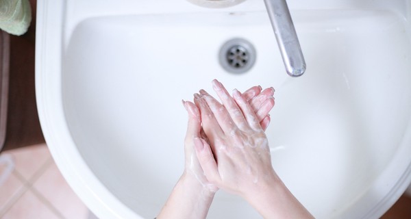 Антисептик сушит кожу: как защитить руки