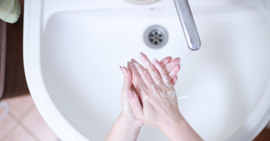 Антисептик сушит кожу: как защитить руки