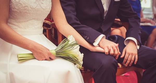 Разводились, а теперь женятся: в Ухане после карантина пары активно регистрируют браки