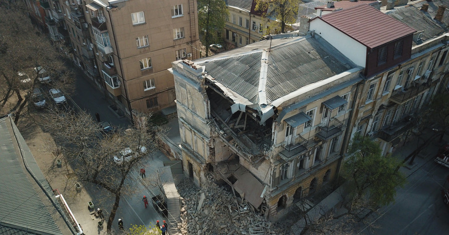 В Одессе обрушился старинный двухэтажный дом, прохожие успели отскочить в последний момент 
