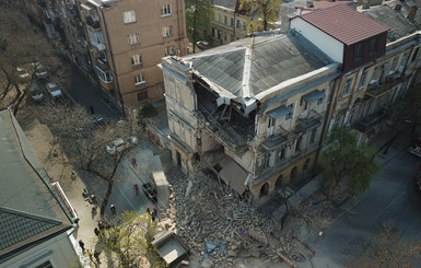 В Одессе обрушился старинный двухэтажный дом, прохожие успели отскочить в последний момент 