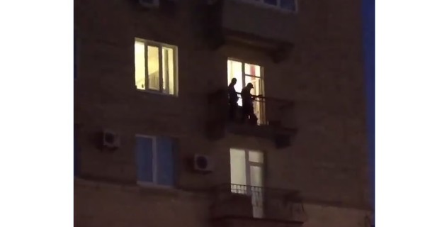 Украинцы на карантине устраивают концерты на балконе и показывают кино на стенах дома
